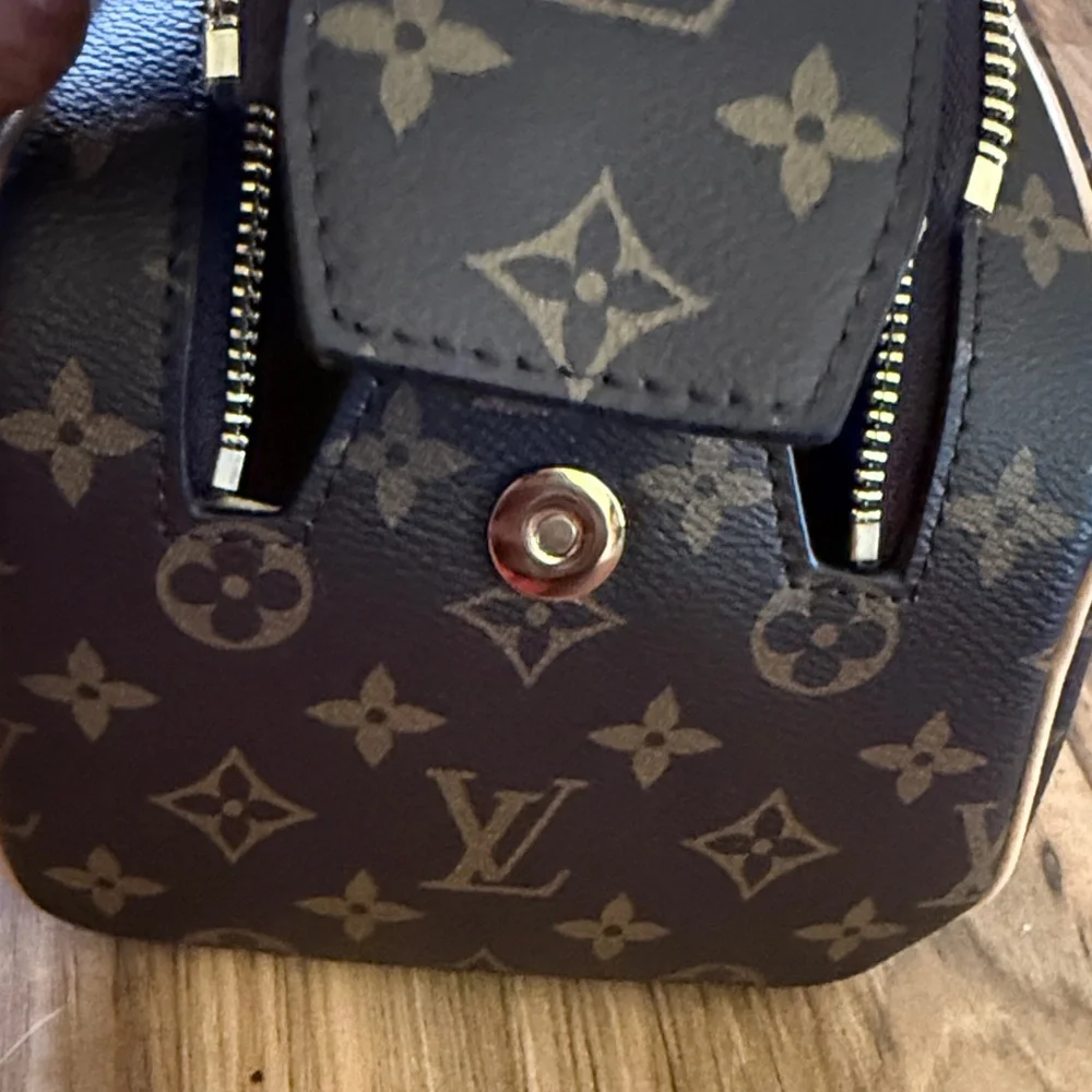 Louis Vuitton Drop Kit - Picture 4 of 7